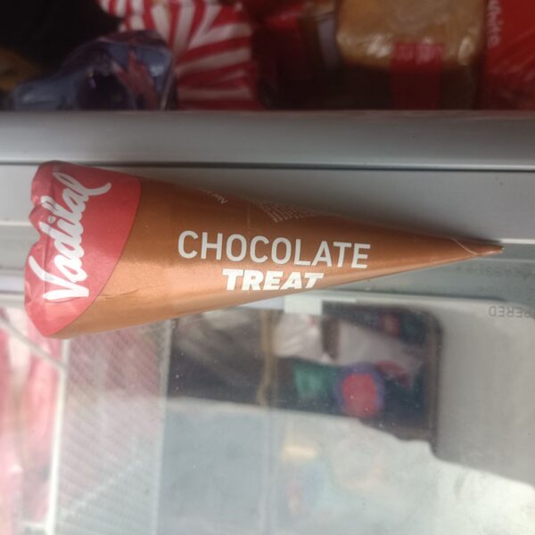 Choclate treat cone ice cream + 2 tissue
