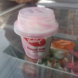 Sundae spin strawberry icecream + 2 tissue