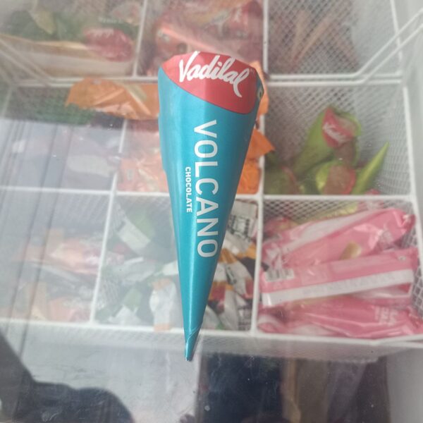 Volcano choclate cone ice cream + 2 tissue
